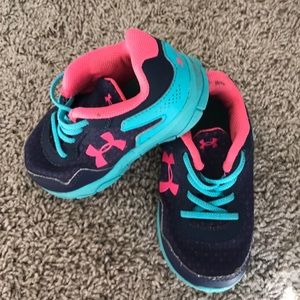 CLEARANCE Under Armour sz 6 kids shoes!
